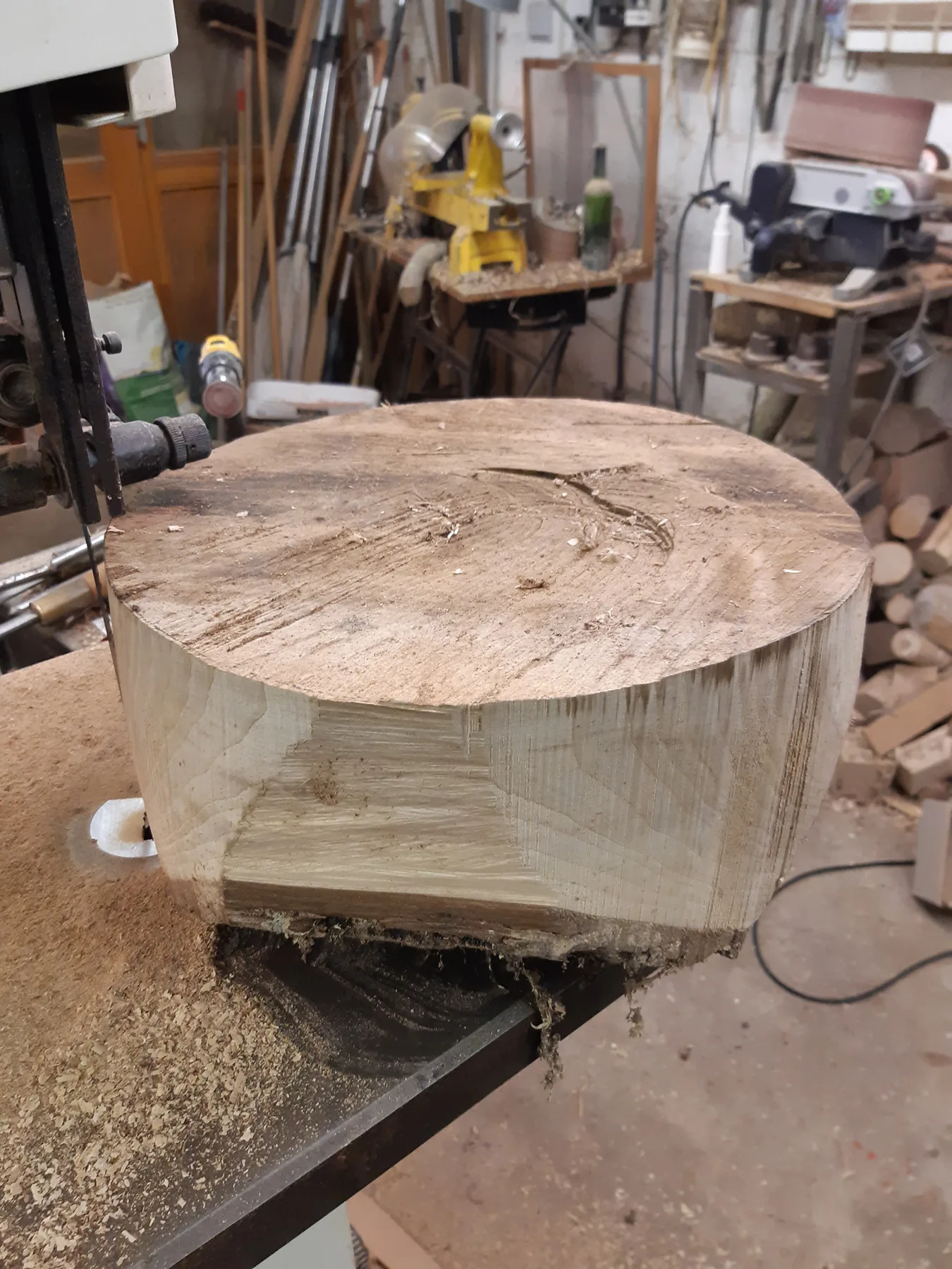 Ébauche ronde dégrossie d'un bol en bois de travers
