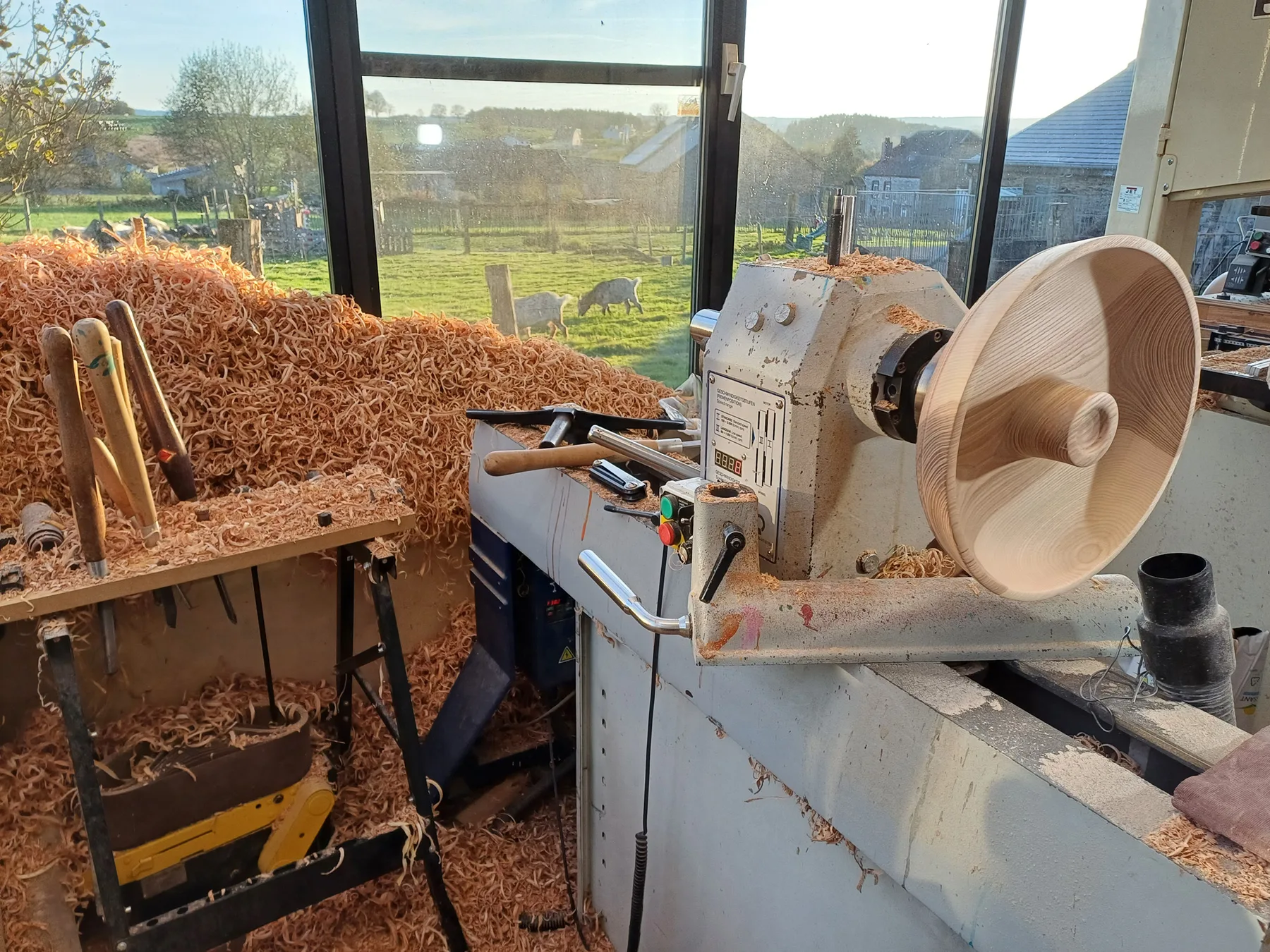 Pièce de bois entre pointes sur le tour