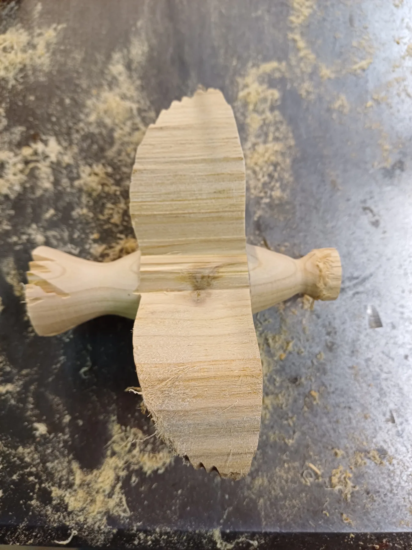 Oiseau en bois tourné aux ailes sculptées, atelier Paul Peeters